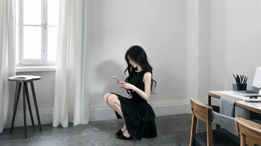 2k书桌壁纸-木椅 - 窗边-精致「哲风壁纸」