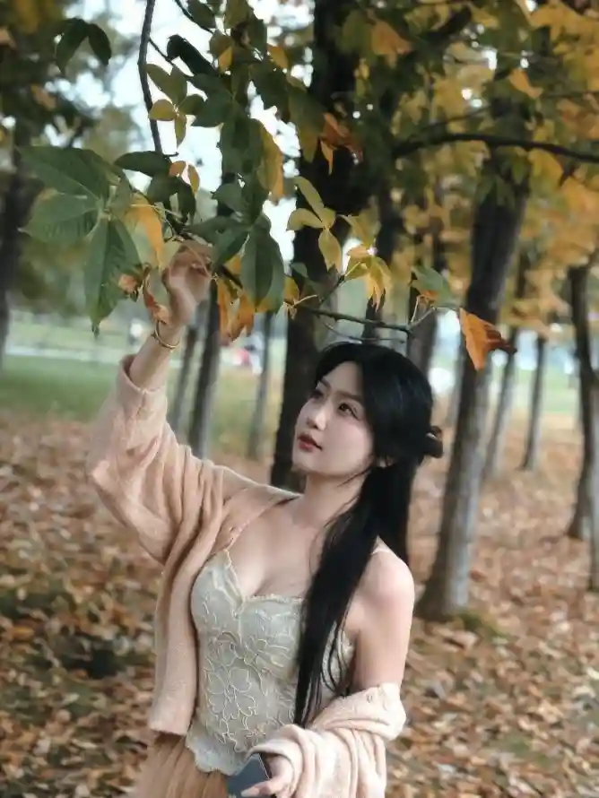 4k黑长发壁纸 - 户外人像 - 手机壁纸 - 抬手摸叶「哲风壁纸」