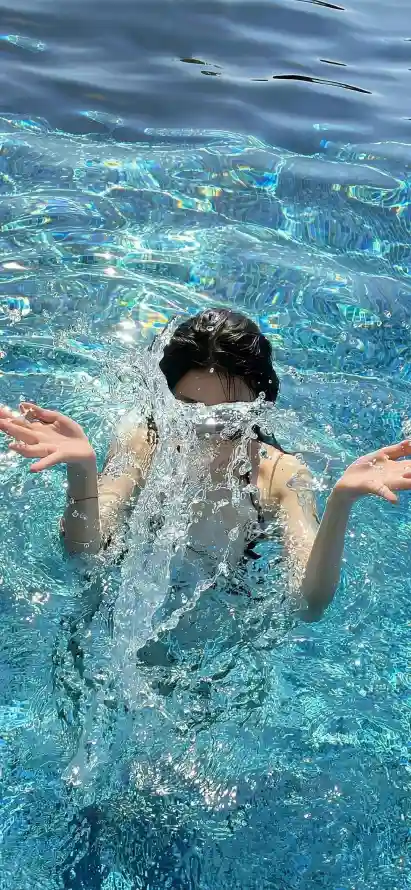 4k夏日壁纸 - 女生 - 水下 - 水花「哲风壁纸」