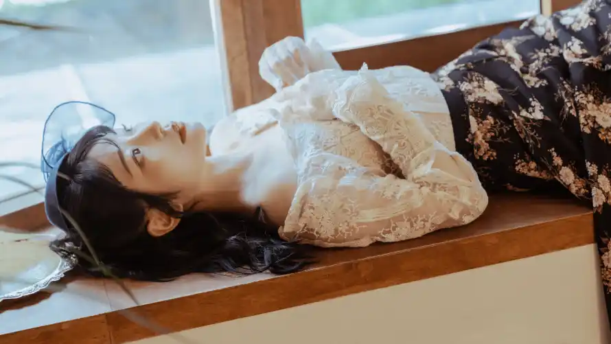 6k仰躺壁纸-女 - 写真-室内「哲风壁纸」