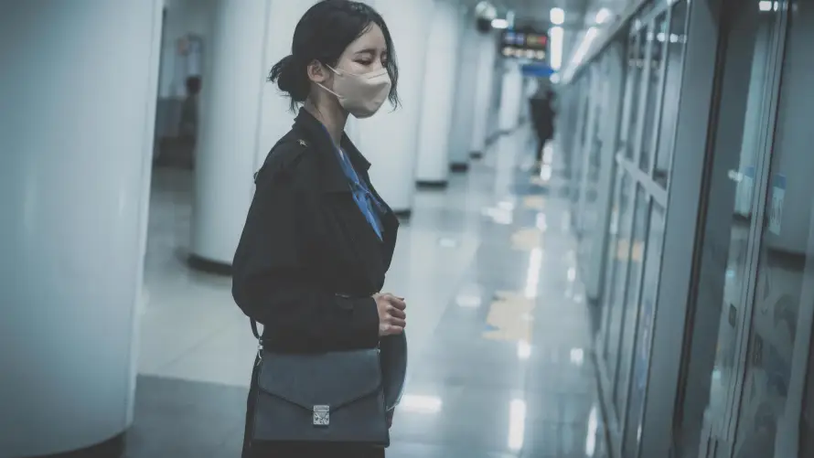 6k侧立壁纸-女 - 口罩-挎包「哲风壁纸」
