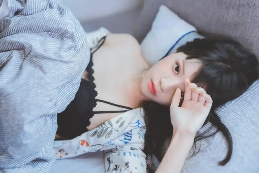 6k人像壁纸-女 - 写真-卧床「哲风壁纸」