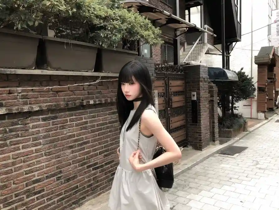 2k冷感壁纸-性感 - 白裙-砖墙「哲风壁纸」