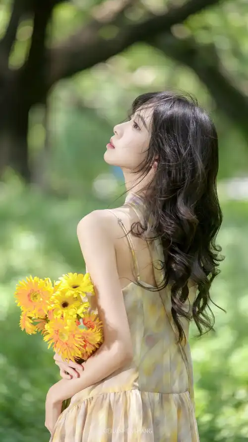 4k夏日壁纸 - 少女 - 户外 - 树荫「哲风壁纸」 4k夏日壁纸 - 少女 - 户外 - 树荫「哲风壁纸」