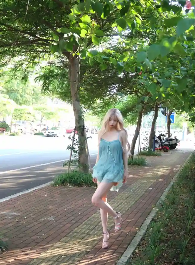 4k夏日壁纸 - 少女 - 户外 - 树荫「哲风壁纸」