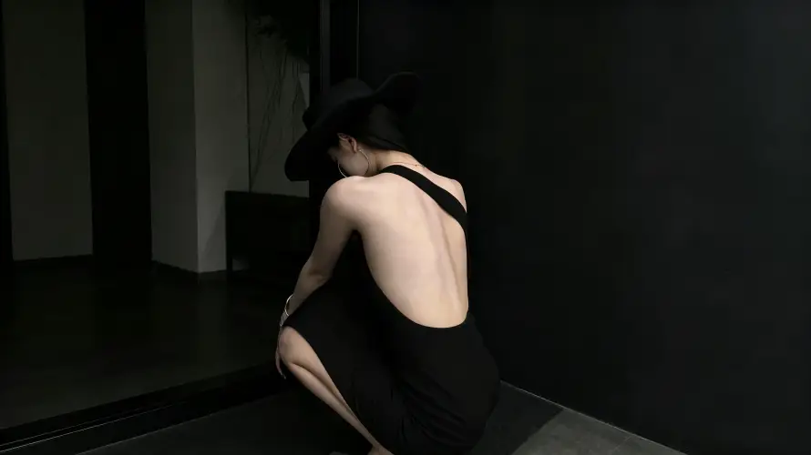 3k写真壁纸-冷艳 - 坐姿-好看「哲风壁纸」