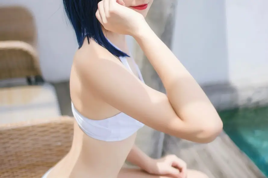 3k户外壁纸-莓 - 泳池-泳装「哲风壁纸」