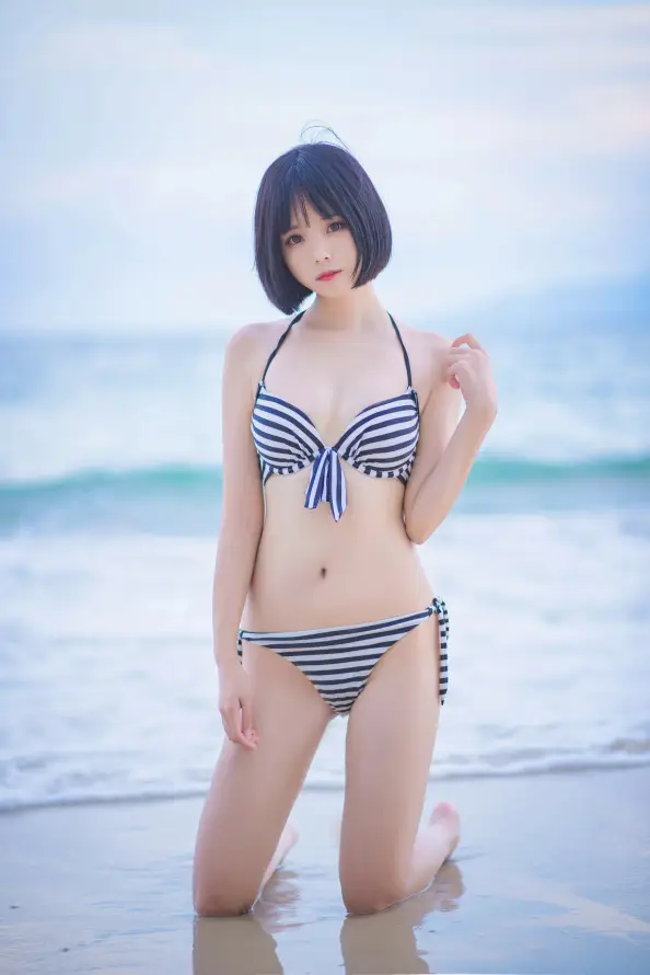 4k少女壁纸 - 沙滩 - 泳装 - 浅滩「哲风壁纸」