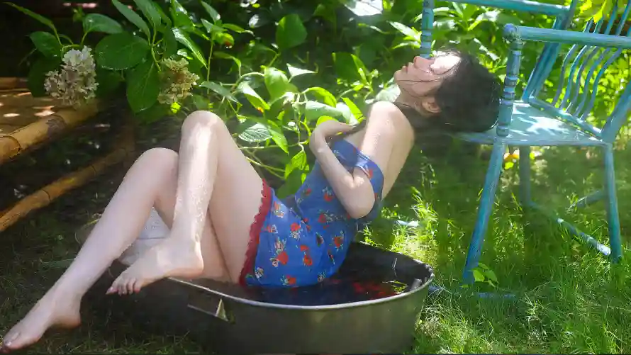 4k休憩壁纸-少女 - 庭院-户外「哲风壁纸」