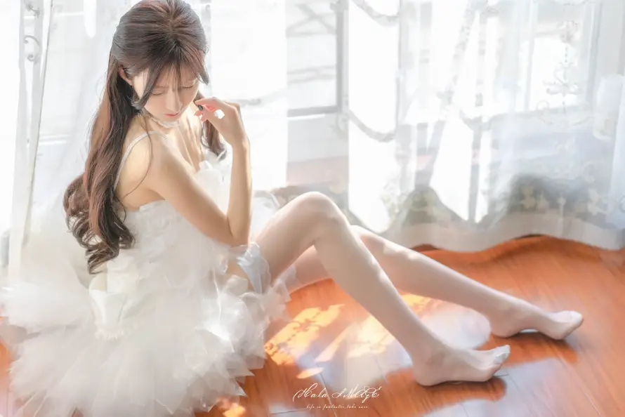 4k光影壁纸-坐姿 - 少女-暖光「哲风壁纸」