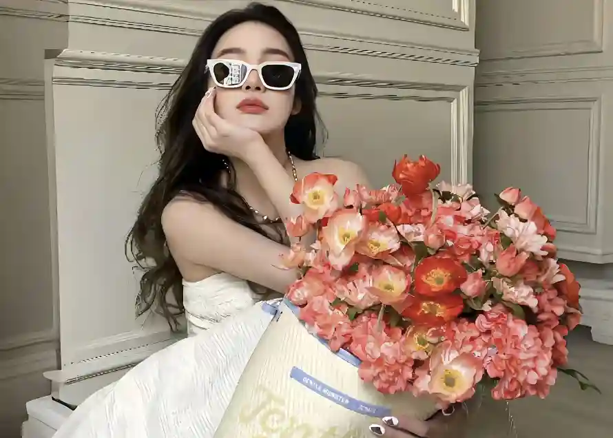 4k托脸壁纸-美女 - 花束-长发「哲风壁纸」
