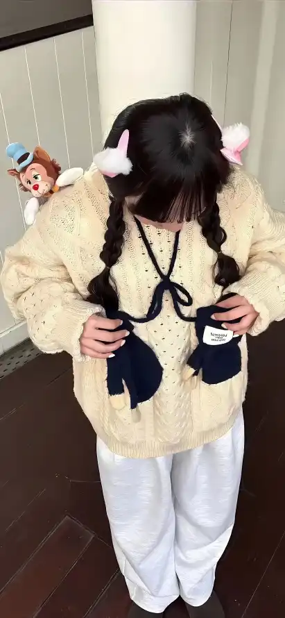 4k低头壁纸 - 可爱 - 室内 - 少女「哲风壁纸」