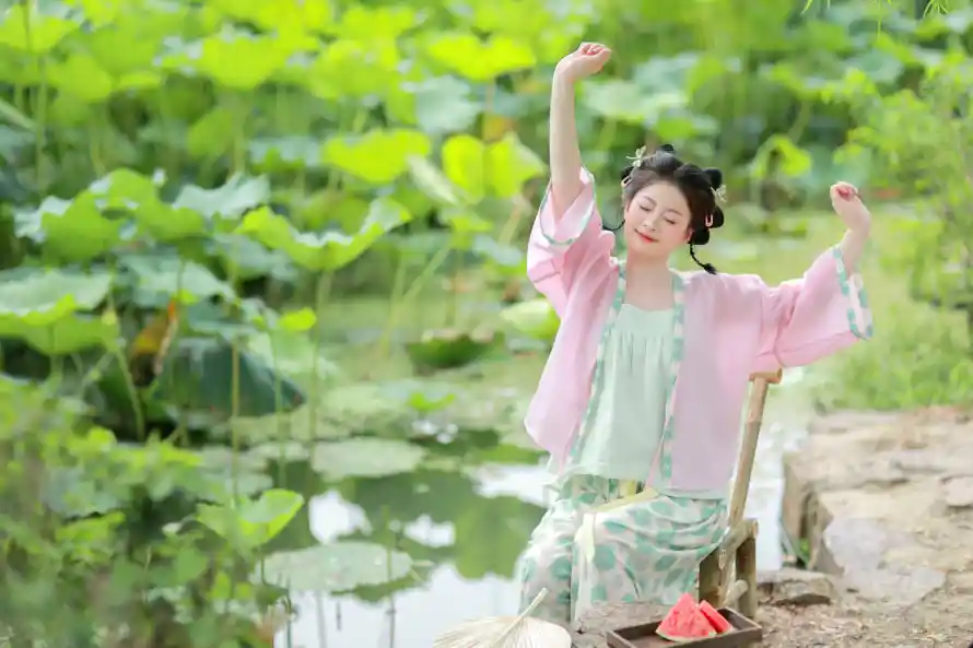 4k伸腰壁纸-古风 - 夏日-少女「哲风壁纸」