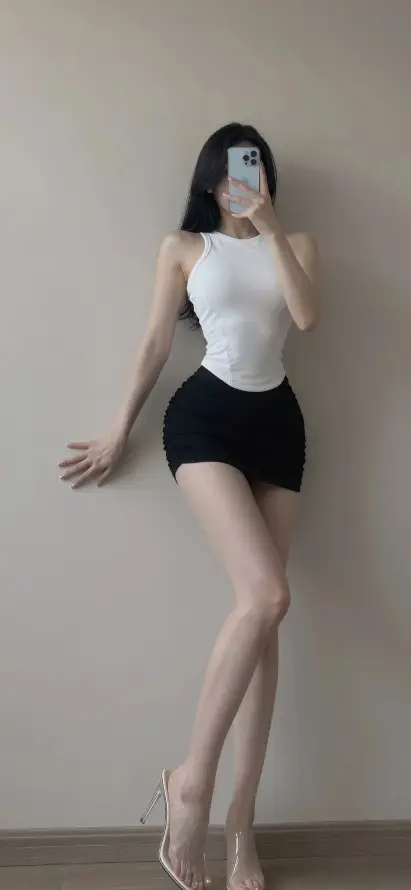 4k美女壁纸 - 大长腿 - 好身材 - 白背心「哲风壁纸」