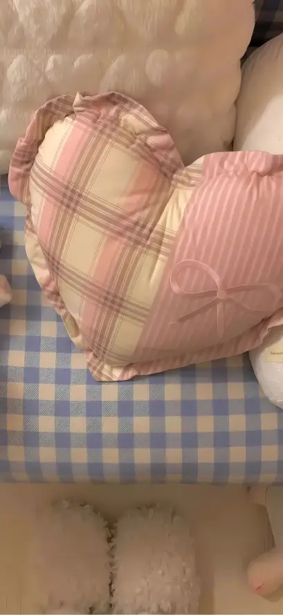 4k卧室壁纸 - 床品 - 抱枕 - 格纹「哲风壁纸」