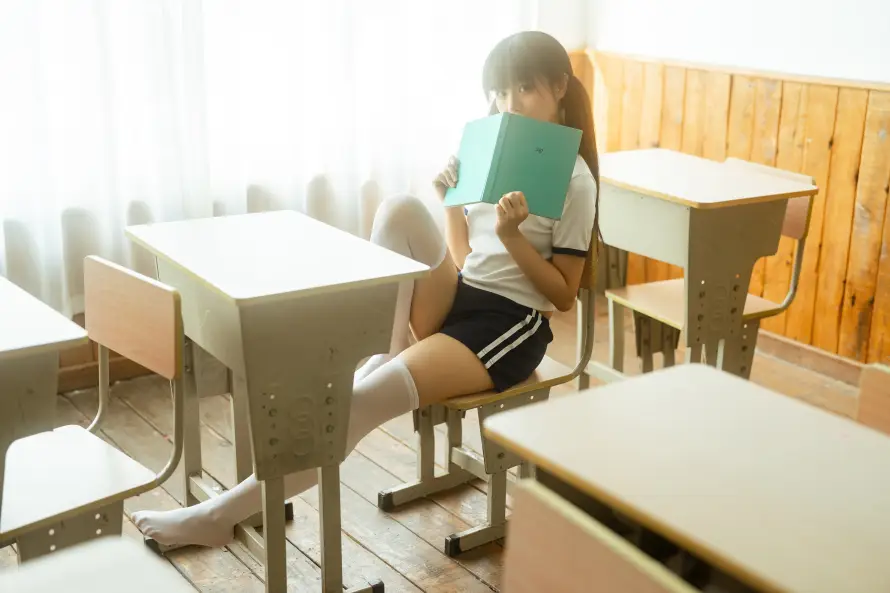 7k书本壁纸-少女 - 教室-校园「哲风壁纸」