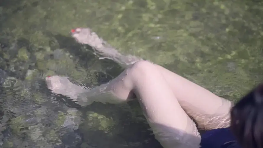 2k涉水壁纸-湿身 - 美女-氛围感「哲风壁纸」