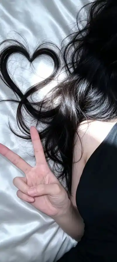 4k卷发壁纸 - 美女 - 自拍 - 长发「哲风壁纸」