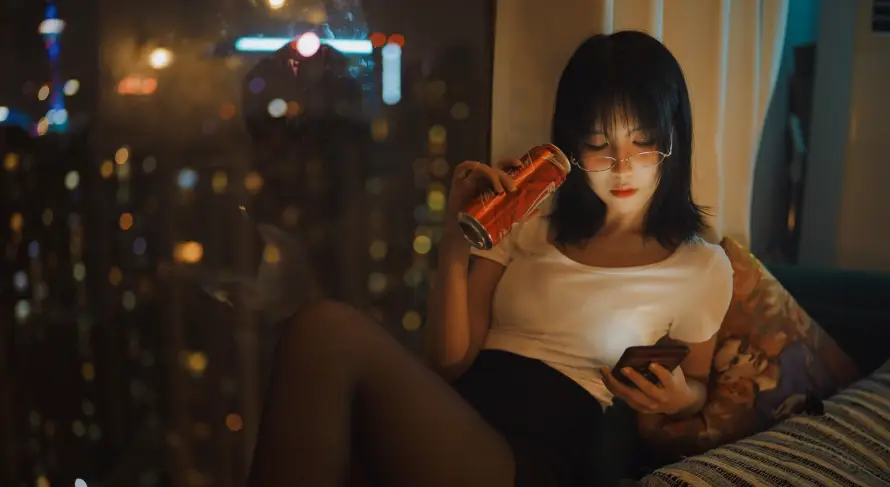 2k休闲壁纸-可乐 - 夜景-女神「哲风壁纸」