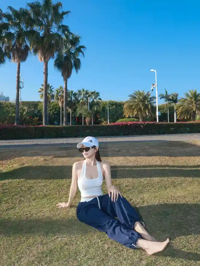 4k墨镜壁纸 - 夏日 - 户外 - 草坪「哲风壁纸」
