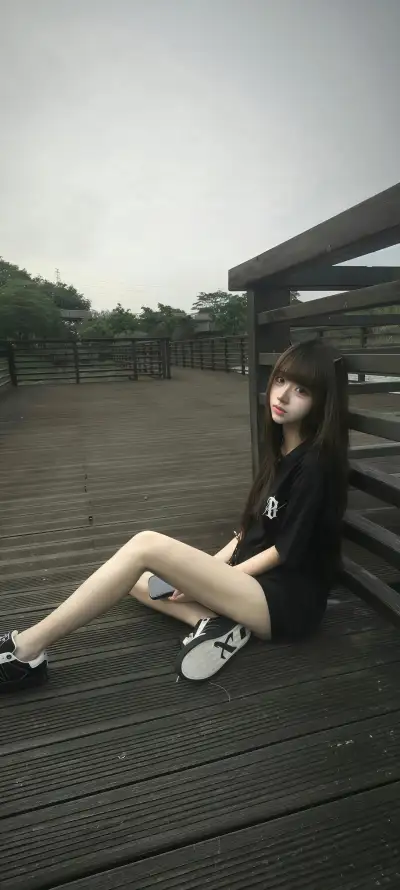 4k坐姿壁纸 - 少女 - 户外 - 树林「哲风壁纸」