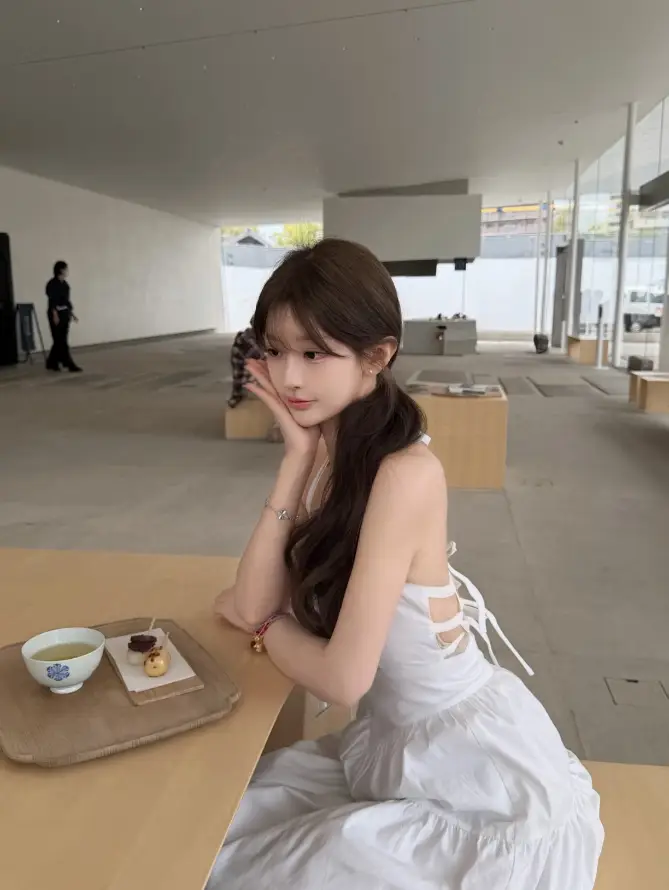 4k室内壁纸 - 展厅 - 托腮 - 甜点「哲风壁纸」
