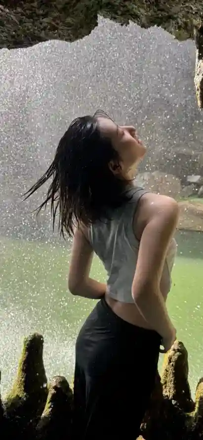 4k仰头壁纸 - 户外 - 水雾 - 湿发「哲风壁纸」