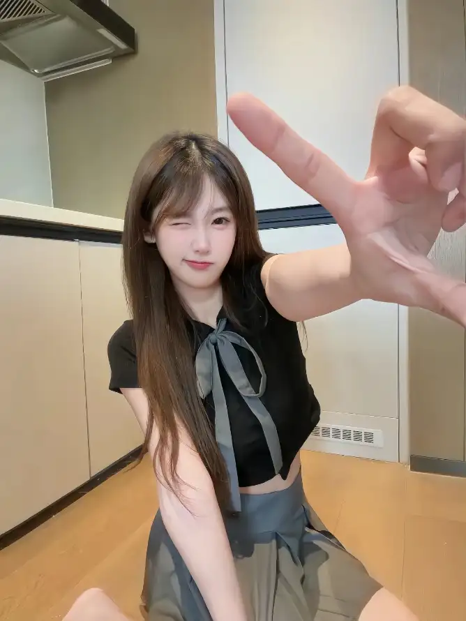 4k灰裙壁纸 - 长直发 - wink - 可爱氛围「哲风壁纸」