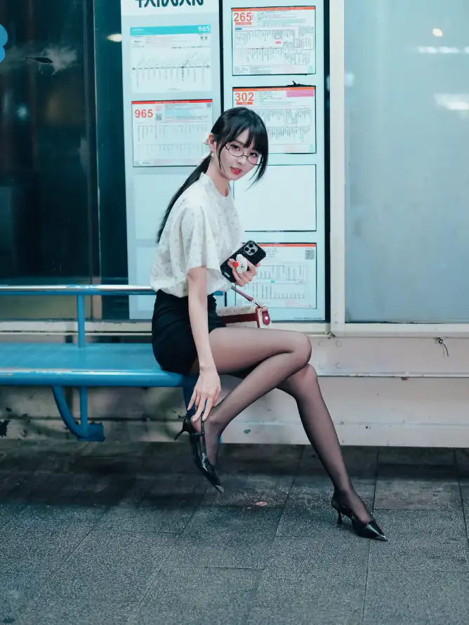 4kOL壁纸 - 坐姿 - 眼镜 - 美女「哲风壁纸」