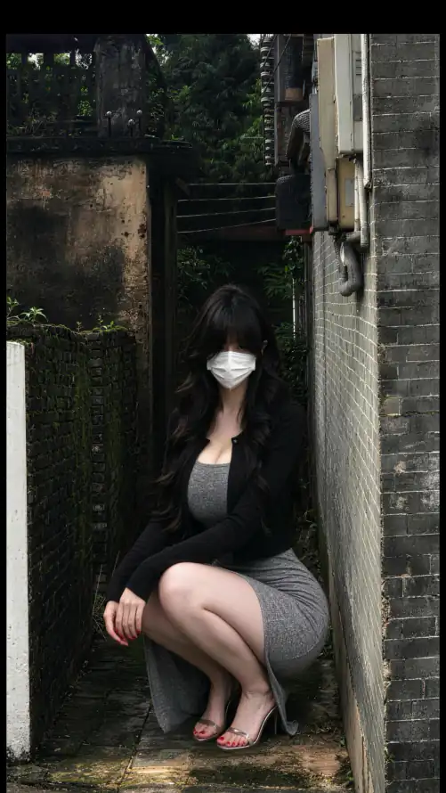 4k冷调壁纸 - 口罩 - 巷口 - 砖墙「哲风壁纸」