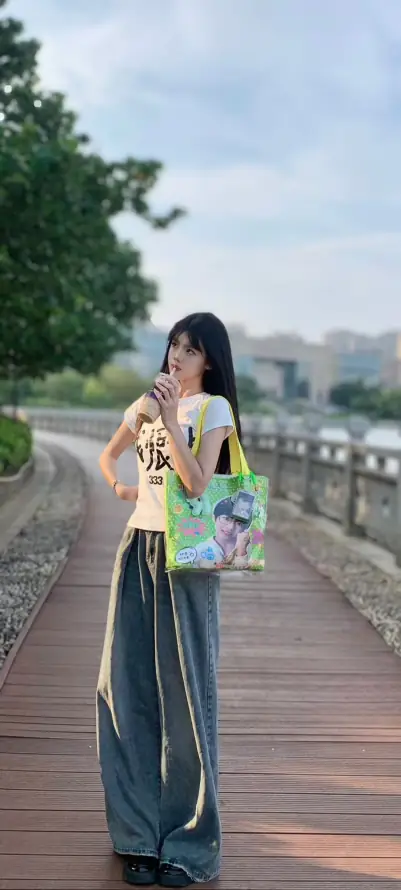 4k树木壁纸 - 美女 - 托特包 - 白T恤「哲风壁纸」