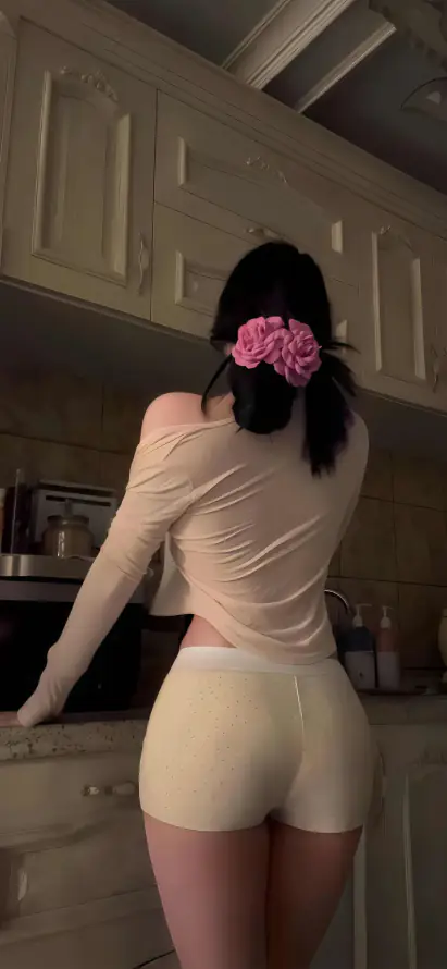 4k厨房壁纸 - 居家 - 美女 - 背影「哲风壁纸」