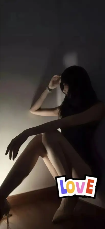 4k侧身壁纸 - 室内 - 暗调 - 美女「哲风壁纸」