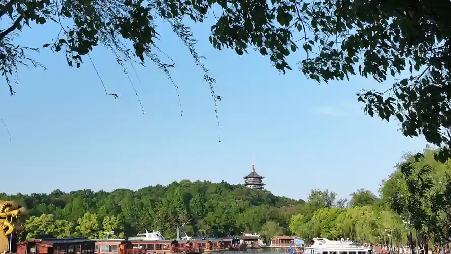 3k塔尖壁纸-山林 - 晴空-游船「哲风壁纸」
