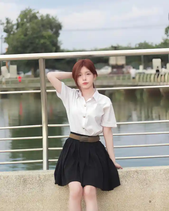 4k写真壁纸 - 坐姿 - 少女 - 户外「哲风壁纸」