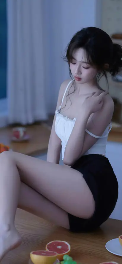 4k窗帘壁纸 - 美女 - 丸子头 - 木地板「哲风壁纸」