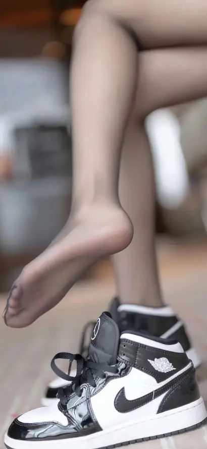 4k手机壁纸 - 潮鞋 - 美腿 - 耐克「哲风壁纸」