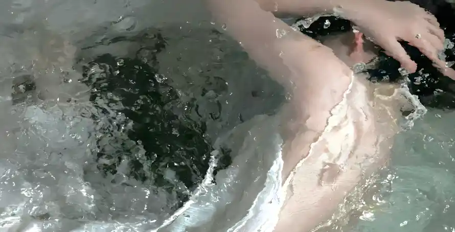 6k人像壁纸-抬手 - 水中-水花「哲风壁纸」