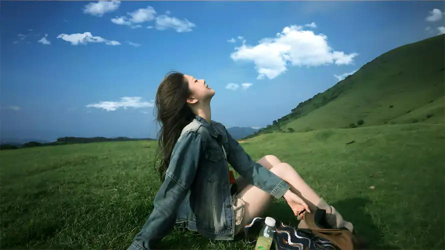 4k仰头壁纸-休闲 - 女生-户外「哲风壁纸」