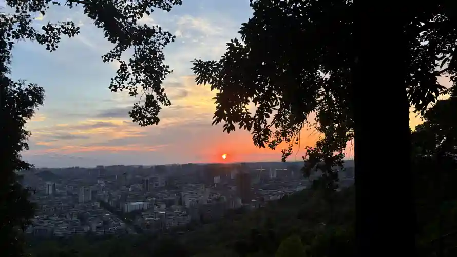 4k夕阳壁纸-天空 - 山峦-晚霞「哲风壁纸」
