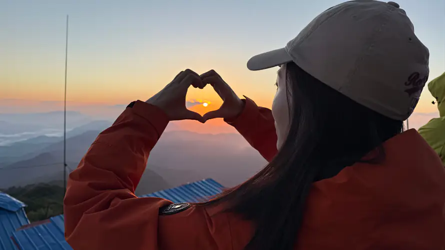 4k云海壁纸-剪影 - 清晨-登山「哲风壁纸」
