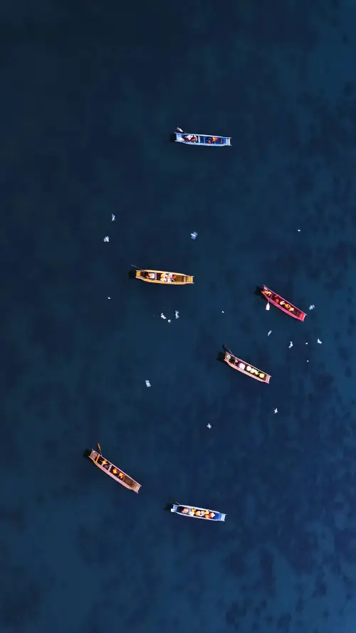 4k俯拍壁纸 - 大海 - 小船 - 极简「哲风壁纸」