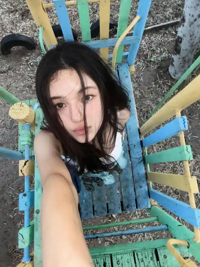 4k松弛感壁纸 - 牟智慧 - 俯拍自拍 - 彩色木椅「哲风壁纸」