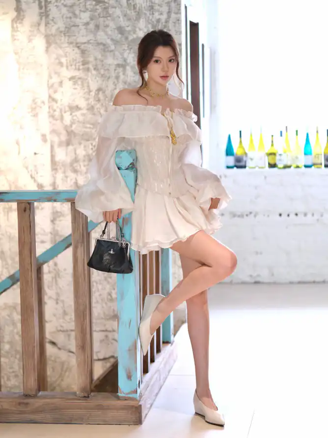 4k栏杆壁纸 - 高跟鞋 - 居家写真 - 彩色酒瓶「哲风壁纸」