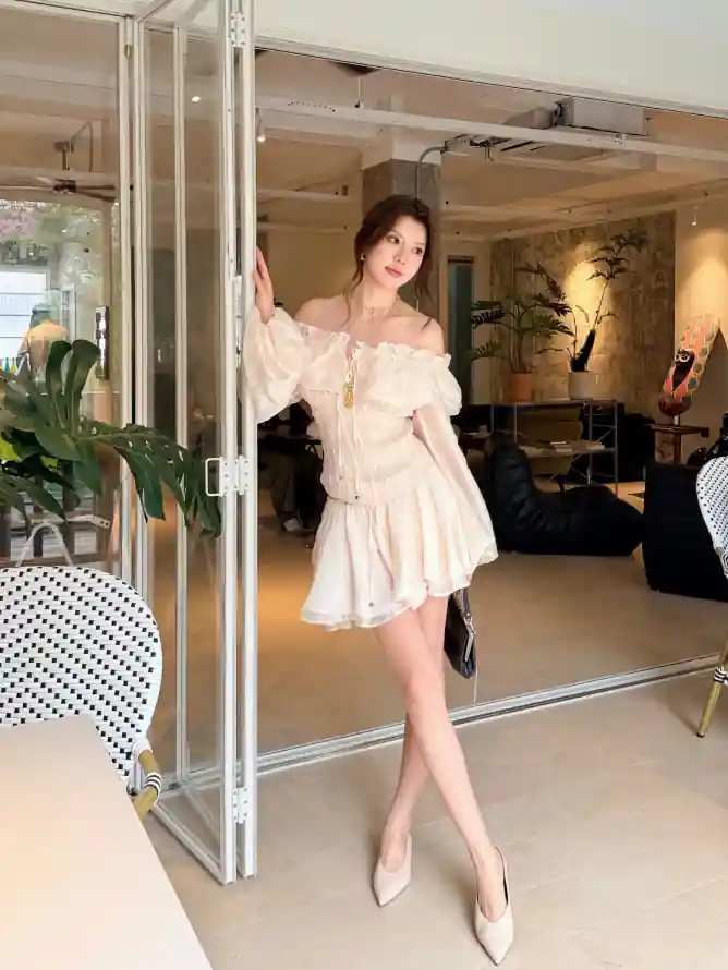 4k室内壁纸 - 短裙 - 绿植 - 美女「哲风壁纸」