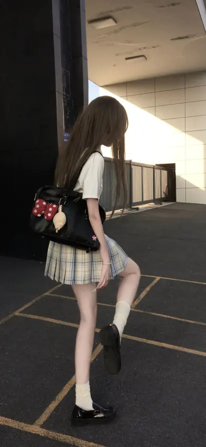 4k美女壁纸 - 学院风 - 少女感 - 百褶裙「哲风壁纸」