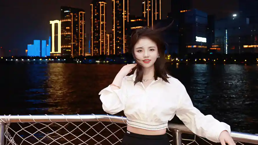4k夜景壁纸-江景 - 游船-短发「哲风壁纸」