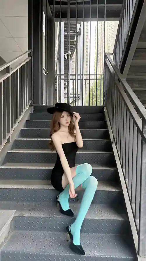 4k🔥壁纸 - 坐姿写真 - 性感美女 - 棕长卷发「哲风壁纸」