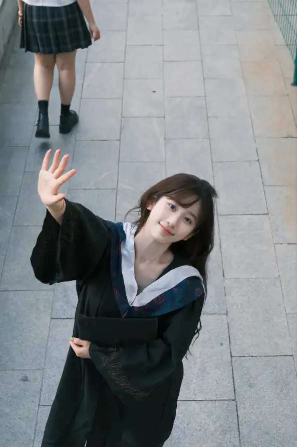 4k🔥壁纸 - 学士服 - 毕业季 - 地砖步道「哲风壁纸」