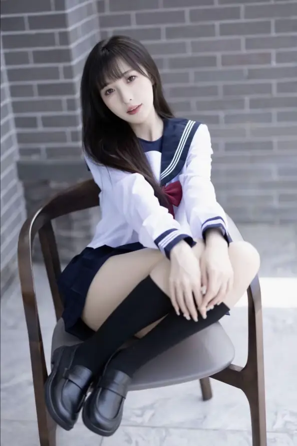 4k坐姿壁纸 - 木椅 - 短裙 - 美女「哲风壁纸」